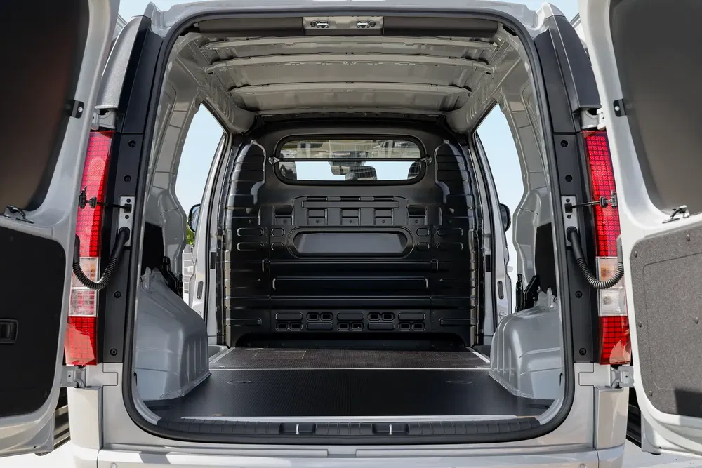 Espace de chargement vide d'une camionnette, idéal pour le transport et le stockage.