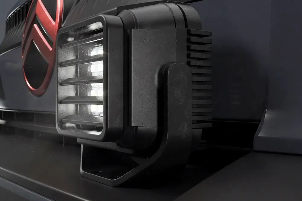 Moderne koplamp op een Renault-voertuig met roosterpatroon en LED-verlichting.