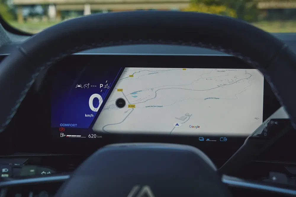 {"fr":"Tableau de bord numérique Citroën avec affichage GPS et compteur de kilométrage, volant en premier plan.","nl":"Digitale dashboard Citroën met GPS-weergave en kilometers, stuurwiel op de voorgrond."}
