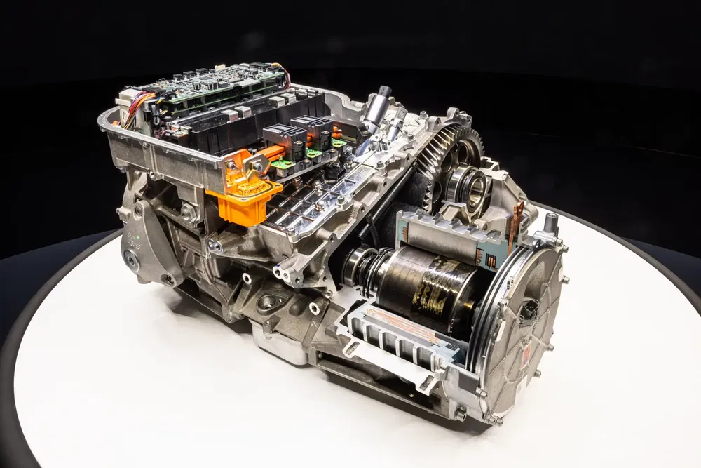 Transmission électrique complexe sur une table, illustrant la technologie des voitures électriques.