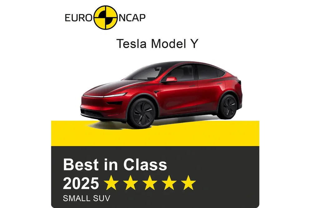 Rode Tesla Model Y met Euro NCAP 'Best in Class 2025' badge voor kleine SUV.