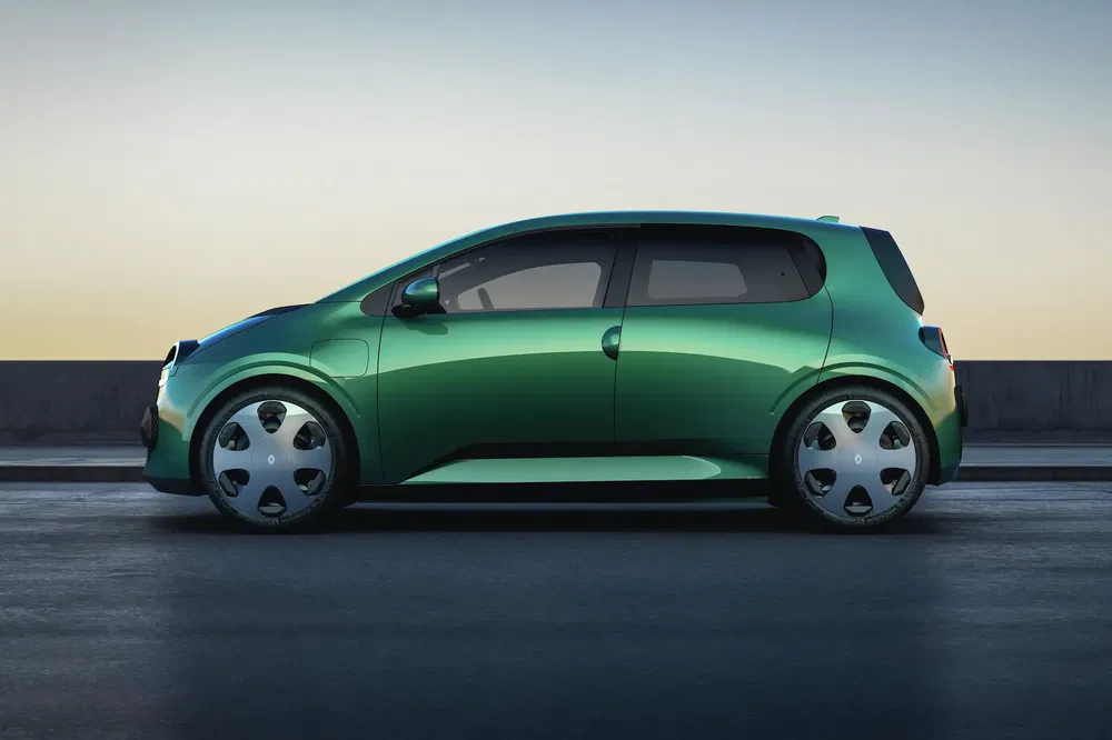 Concept car Citroën Oli électrique vert profil stationné sur route au crépuscule.