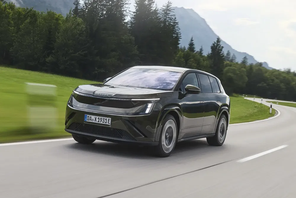 Renault Scenic E-Tech rijdend op een panoramische bergweg.
