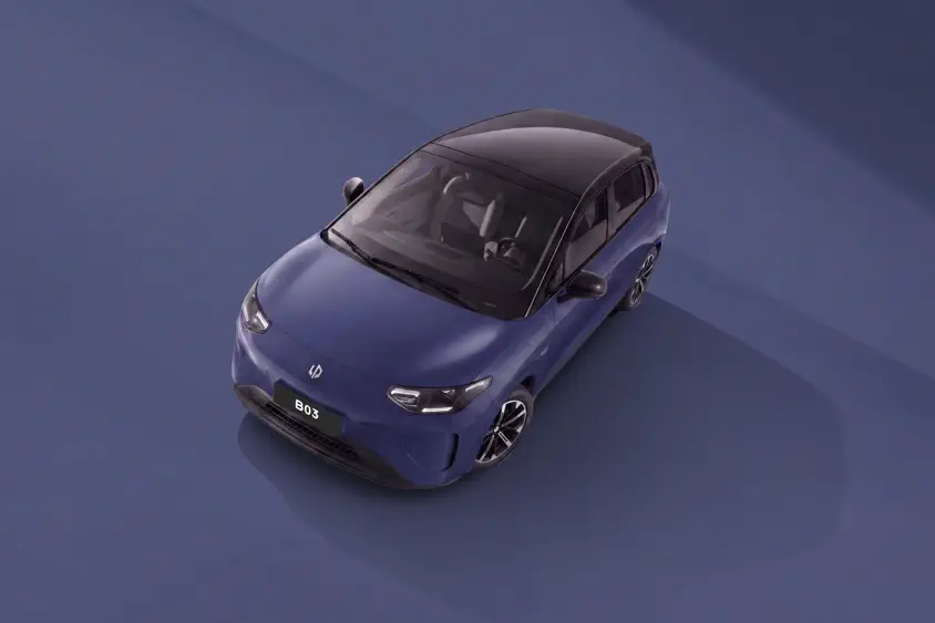 Voiture électrique Li Auto modèle B03, vue aérienne sur fond bleu élégant.