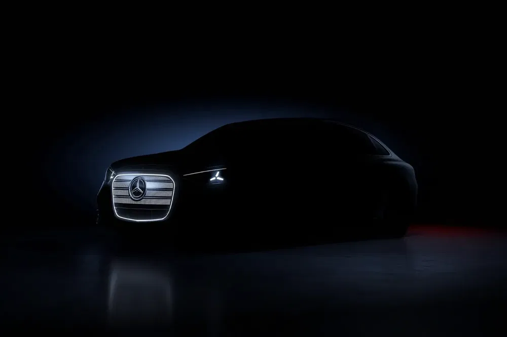 Silhouette avant sombre d'une voiture Mercedes éclairée par des phares LED distinctifs.
