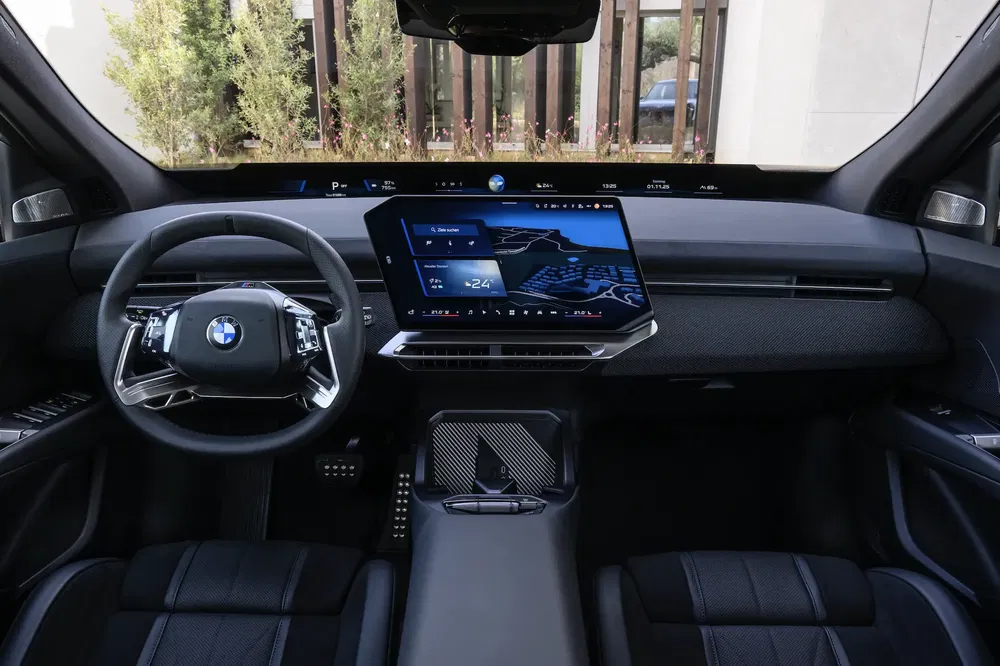 Intérieur moderne du BMW avec écran numérique et volant élégant, tableau de bord épuré.