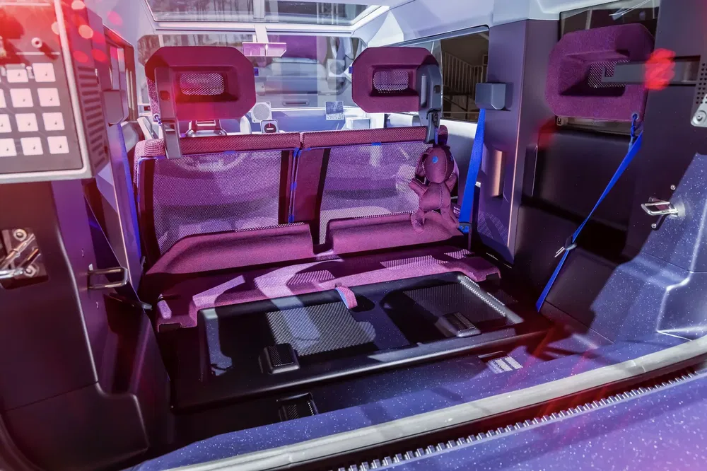 Intérieur futuriste d'un taxi Waymo sans conducteur avec des sièges innovants et espace aménagé.