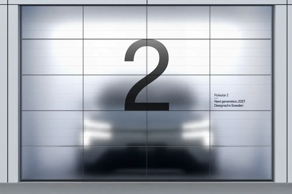 Auto Polestar 2 achter een garagedeur met het nummer 2 op het oppervlak.