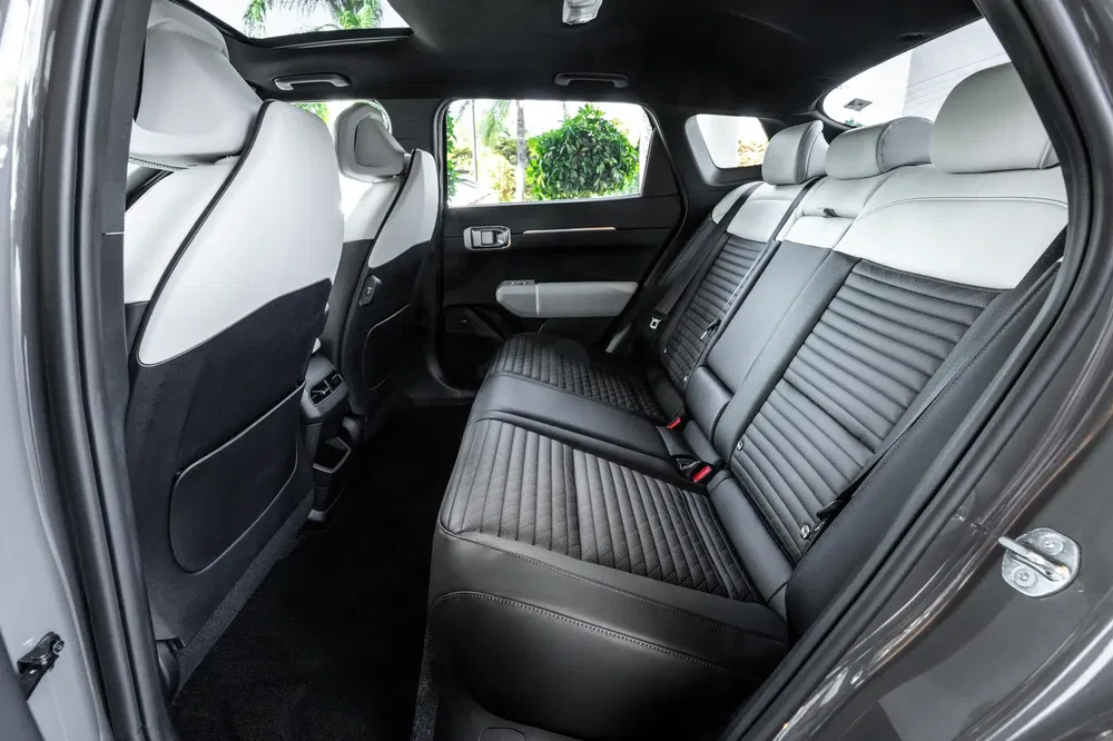 Auto-interieur met zwarte leren achterbank, modern en ruim ontwerp.