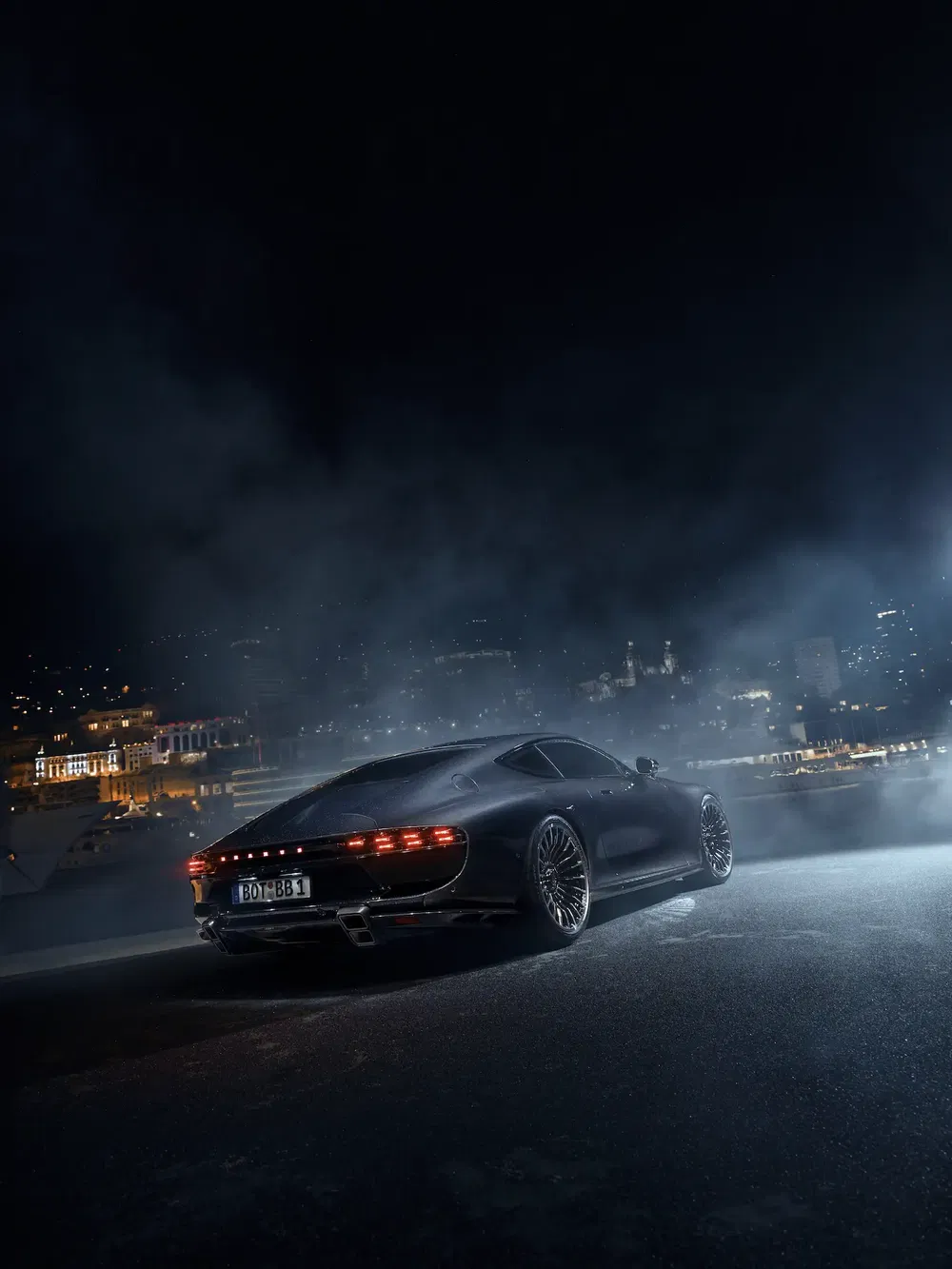 Voiture sportive luxueuse noire avec arrière élégant, route nocturne et ville éclairée en arrière-plan.