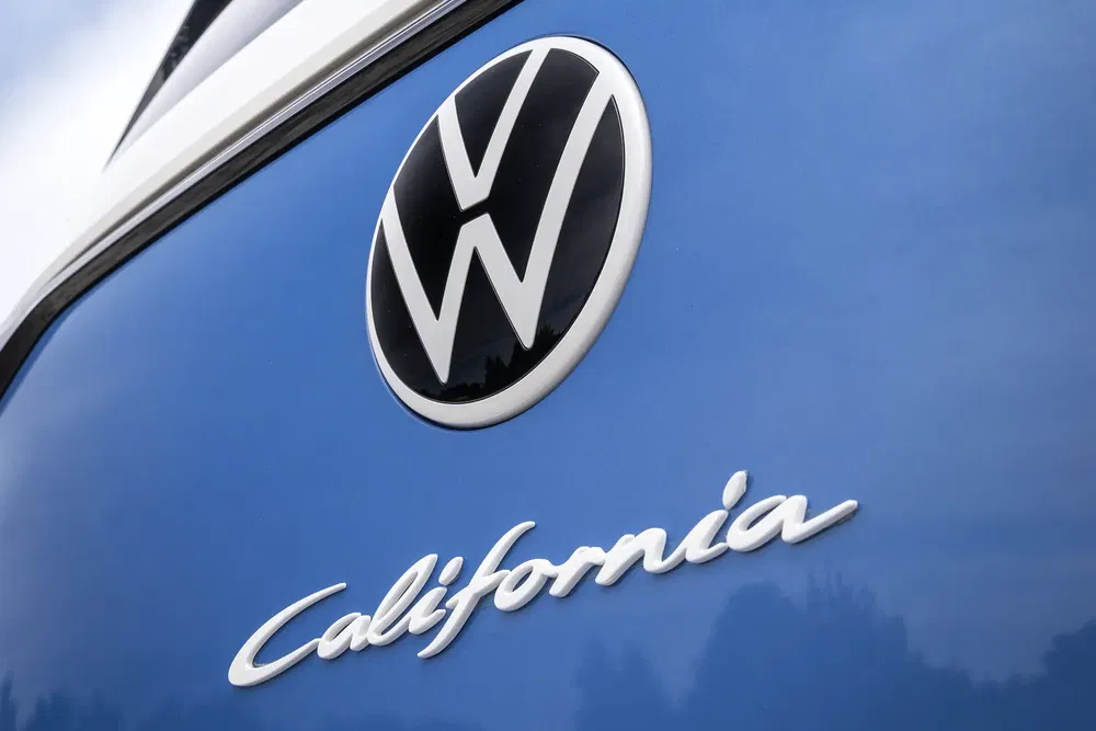 Logo Volkswagen California sur carrosserie bleue, emblème distinctif du modèle emblématique.