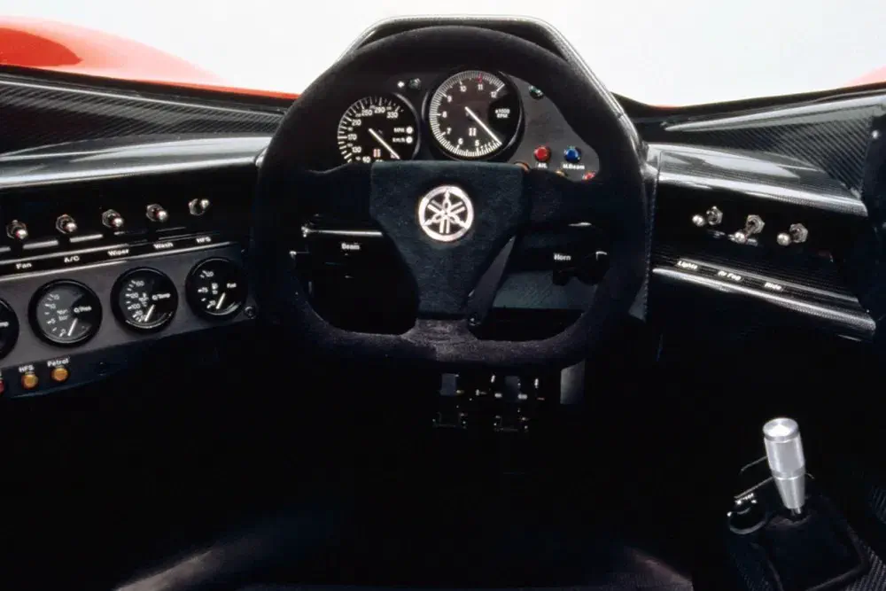 Interieur van Yamaha-raceauto met analoog dashboard.