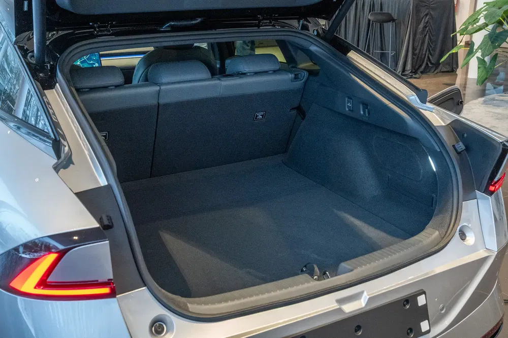 Achterklep van Kia EV6 open met ruime laadruimte zichtbaar.
