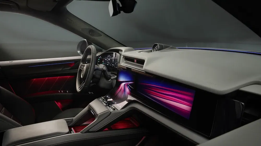 Intérieur de la Porsche Panamera avec éclairage LED rouge et tableau de bord numérique.
