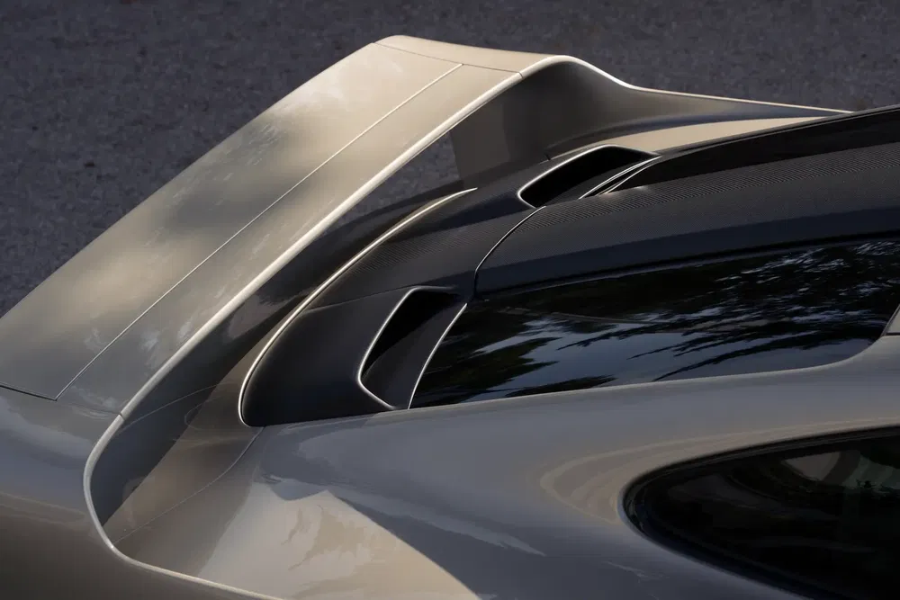 Aileron arrière sportif sur une voiture de luxe, détails aérodynamiques raffinés.