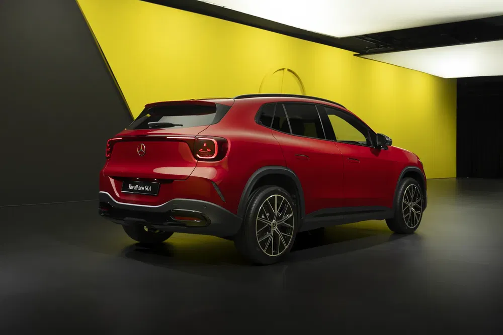 SUV Mercedes-Benz GLA rouge sur fond mural jaune moderne.