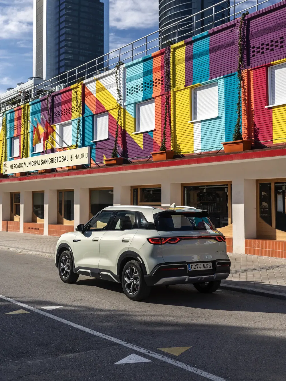SUV compact moderne devant mural coloré à Madrid, Mercado Municipal San Cristóbal.