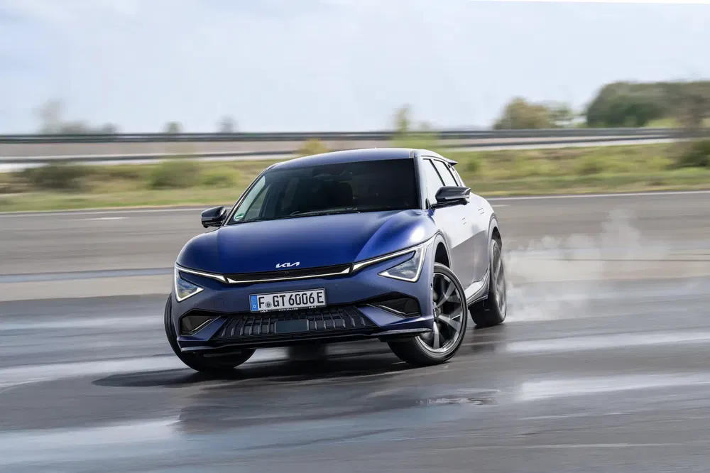 Kia EV6 GT slip op nat wegdek, demonstratie van controle en dynamische prestaties.