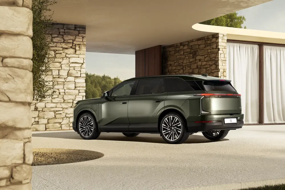 SUV électrique moderne BYD Song L dans un cadre résidentiel élégant et contemporain.