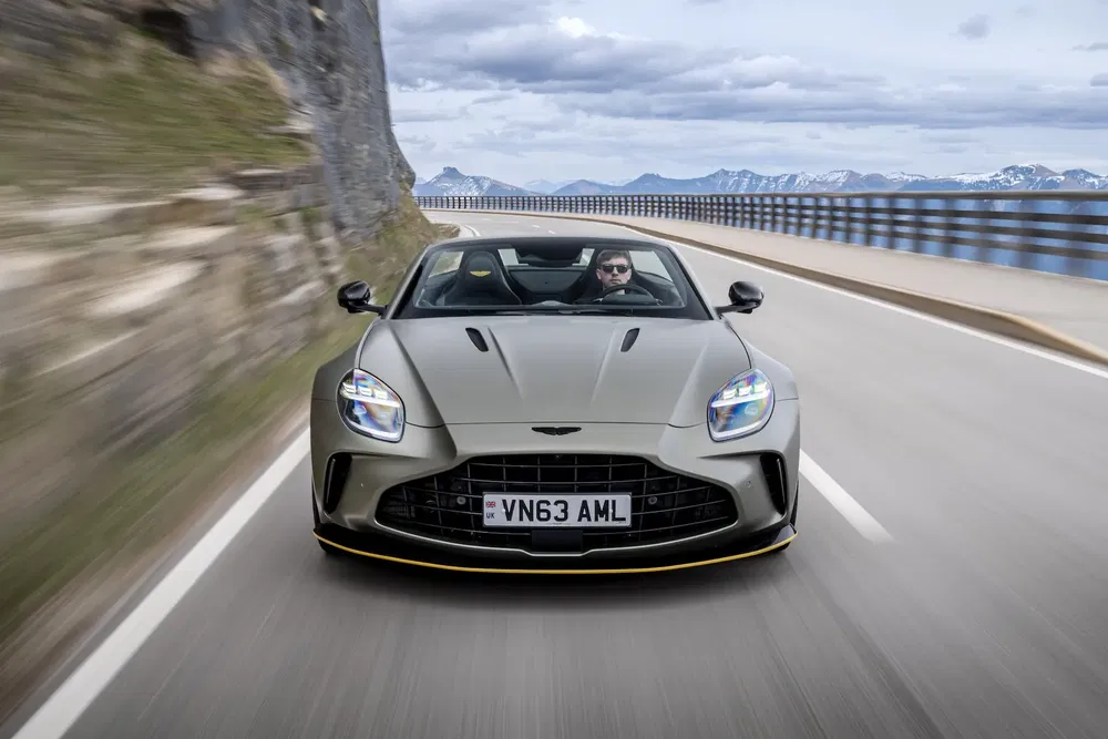 {"fr":"Aston Martin DB12 roulant sur une route de montagne sinueuse, ciel nuageux à l'arrière-plan.","nl":"Aston Martin DB12 rijdt op een kronkelige bergweg, bewolkte lucht op de achtergrond."}