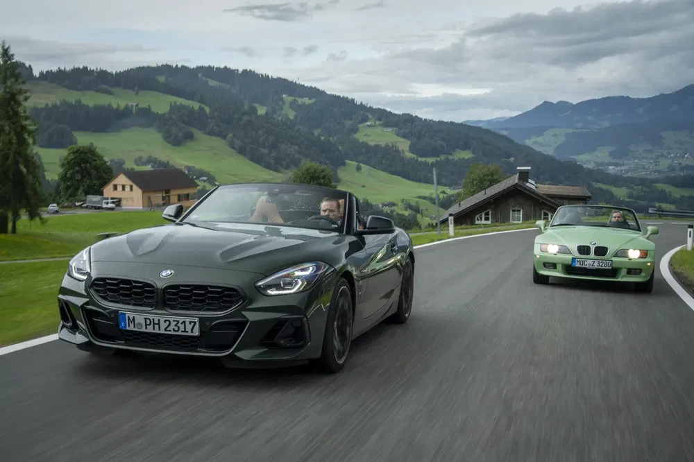 {"fr":"BMW Z4 vert sur route de campagne, suivi par un autre modèle BMW Z3 vert.","nl":"Groene BMW Z4 op landelijke weg, gevolgd door een andere groene BMW Z3."}