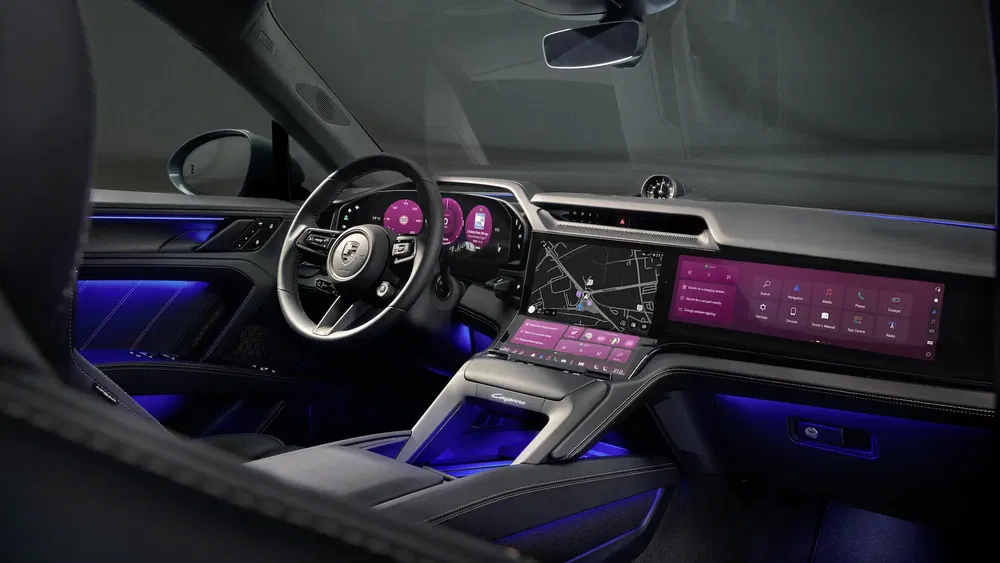 Intérieur haute technologie Porsche, écrans numériques et éclairage LED, cockpit luxueux moderne.