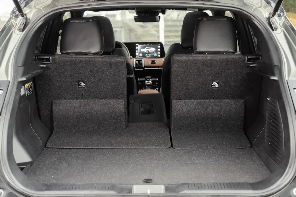 Ruime kofferbak van de Toyota RAV4 2023 met neergeklapte stoelen, modern interieur zicht.