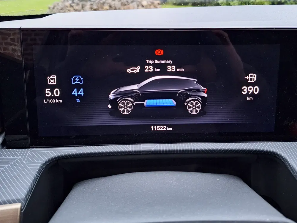 Tableau de bord d'un véhicule affichant la consommation, charge, autonomie et résumé du trajet.