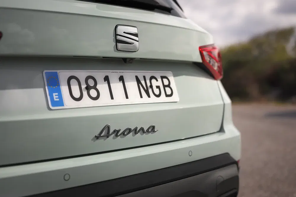 Vue arrière d'une Seat Arona avec plaque d'immatriculation européenne en plein air.