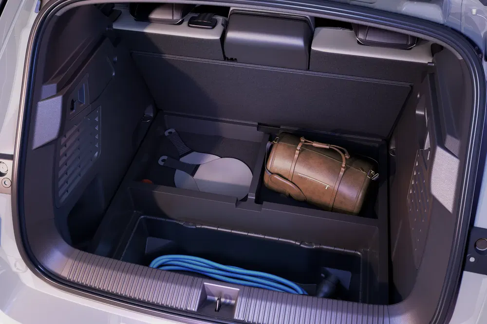 Coffre avant d'une Hyundai Ioniq 5 avec rangement organisé et un câble de recharge.