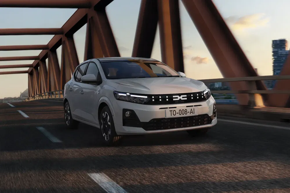 {"fr":"Renault Sandero 2024 blanche sur pont métallique au coucher du soleil.","nl":"Renault Sandero 2024, witte auto op metalen brug bij zonsondergang."}