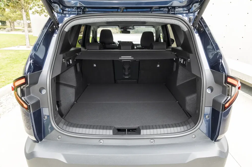 Ruime kofferbak van de elektrische Toyota bZ4X SUV, geopend, achteraanzicht.
