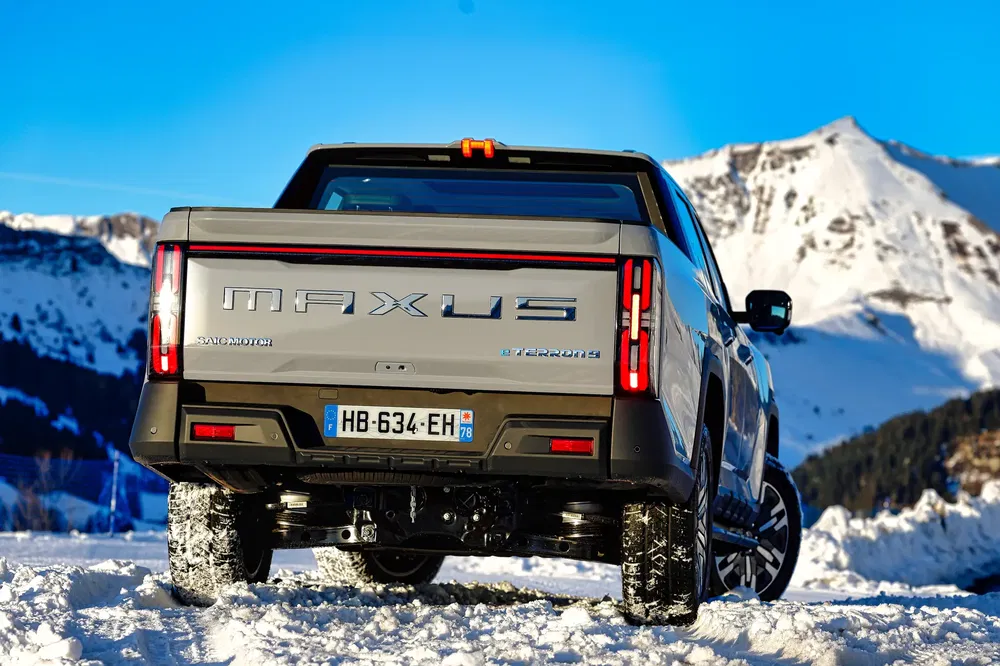 Pickup Maxus T90 EV en montagne enneigée avec ciel bleu éclatant.