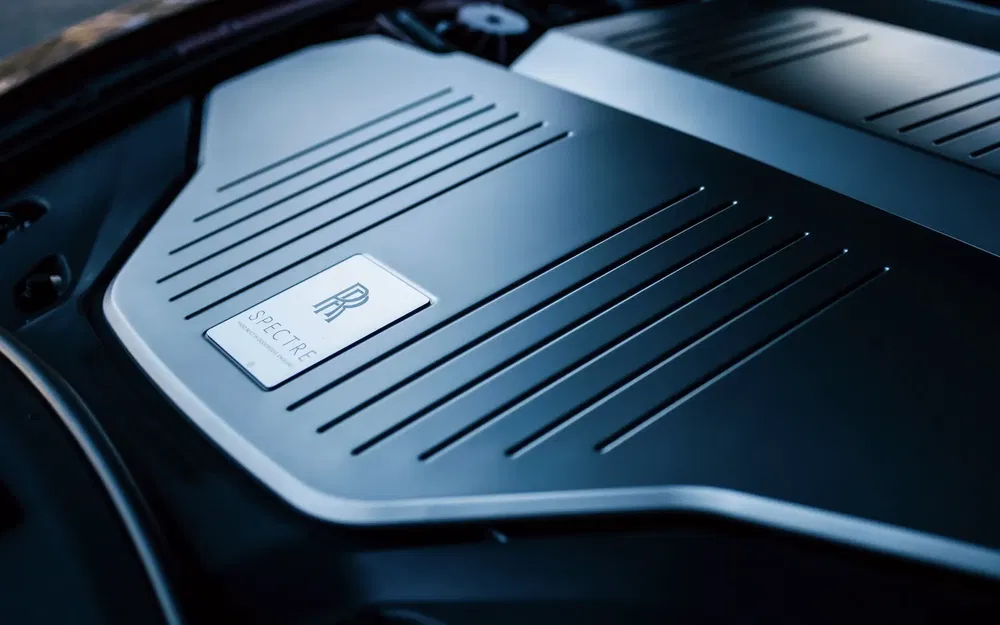 Moteur Rolls-Royce Spectre avec plaque logo en gros plan, détails lisses et élégants.