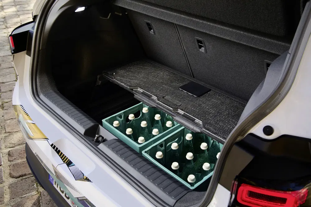 Coffre de voiture Volkswagen ID.4 avec soute ajustable, contenant des caisses de bouteilles vertes.