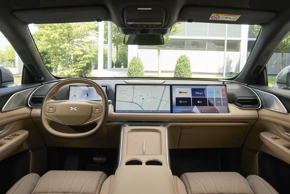 Autointerieur met digitaal dashboard en groot touchscreen display, moderne technologie.