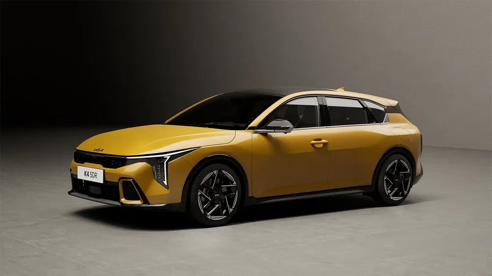 Kia K4 SDR jaune moderne dans un studio, design élégant et futuriste.