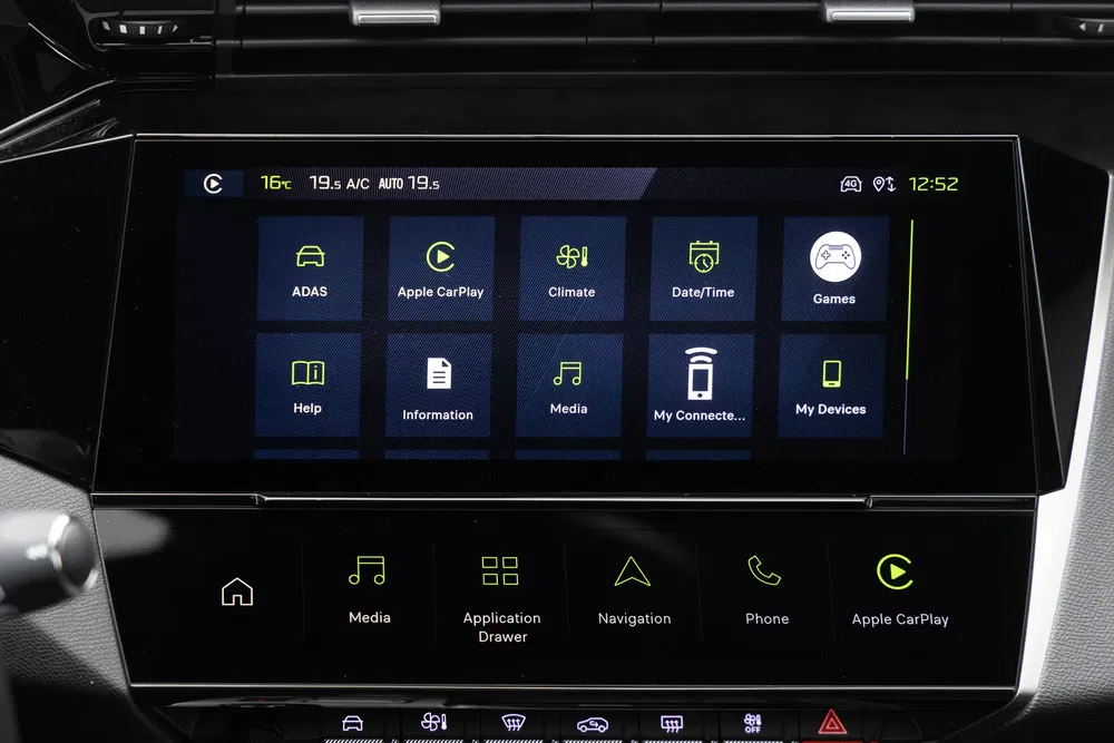 Touchscreen in auto met multimediamogelijkheden, Apple CarPlay en klimaatregeling weergegeven.