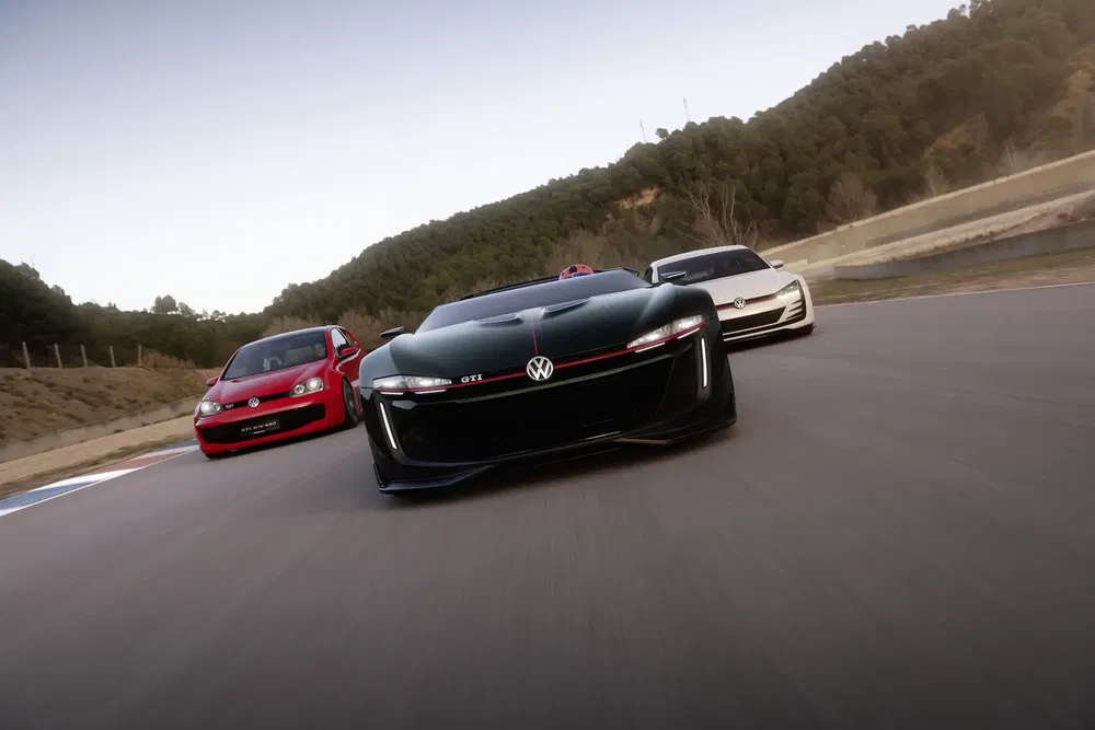Volkswagen GTI, GTI Roadster, et Concept sur circuit sinueux par temps ensoleillé.