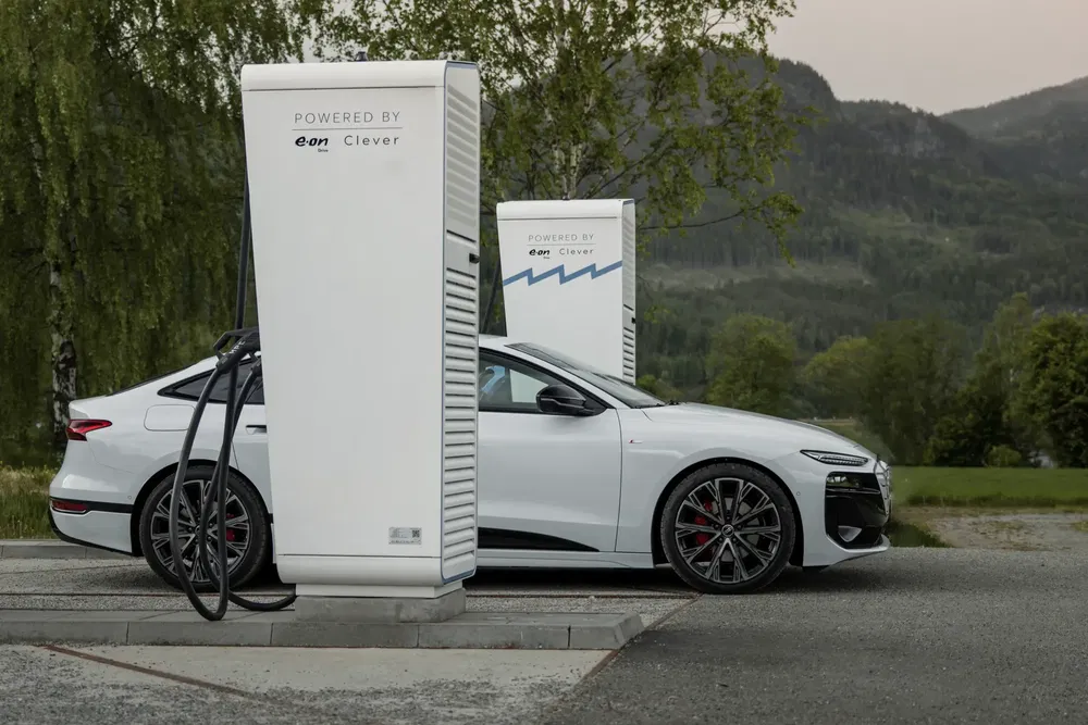 Voiture électrique Polestar blanche se rechargeant à une station E.ON Clever en pleine nature.