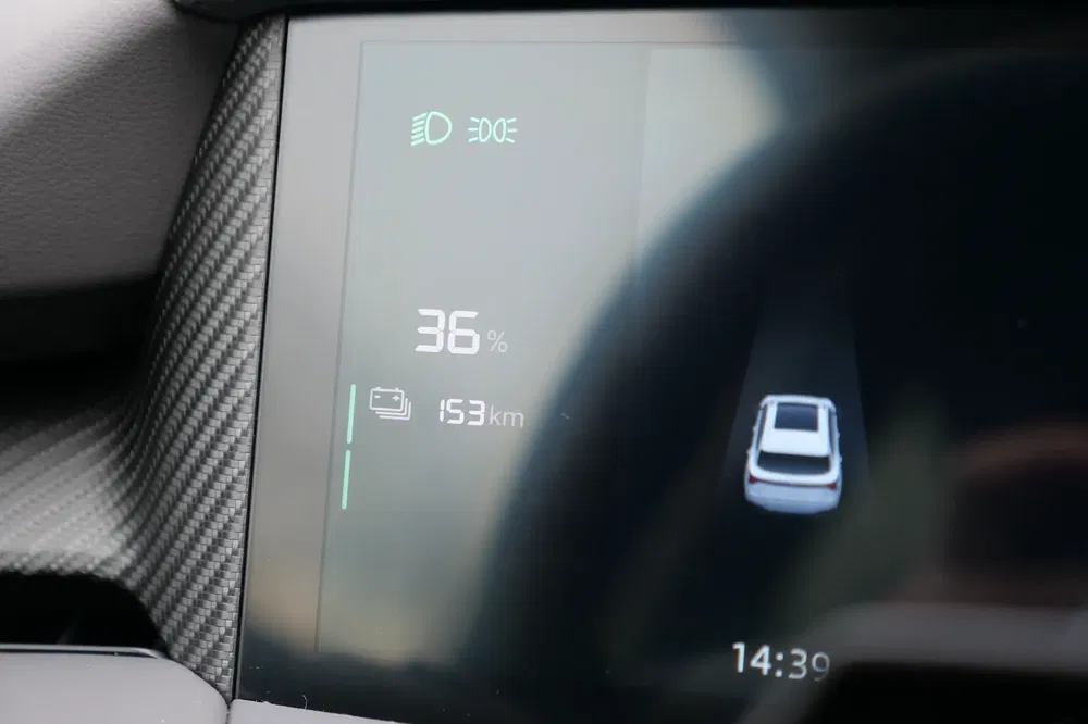 Écran de tableau de bord de voiture électrique affichant 36% de batterie et 153 km restants.