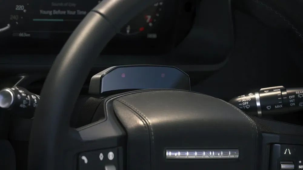 Moderne autostuur met centraal controlesysteem, zichtbare digitale indicatoren.