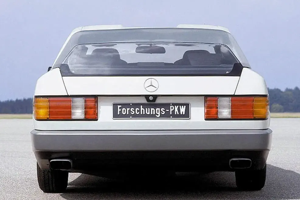{"fr":"Prototype Mercedes-Benz avec plaque Forschungs-PKW sur piste dégagée.","nl":"Mercedes-Benz prototype met Forschungs-PKW plaat op lege baan."}