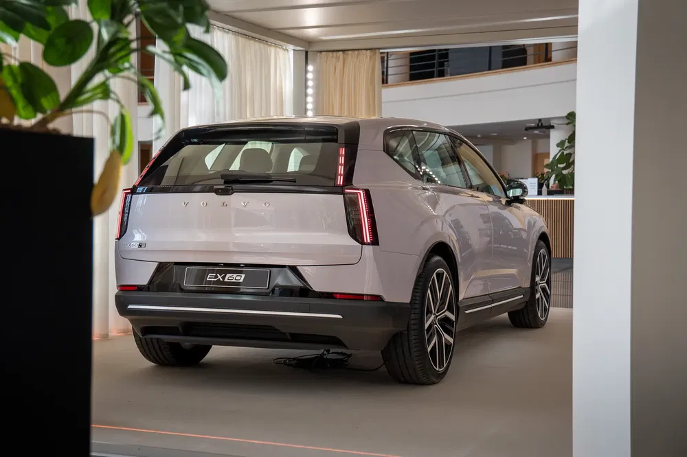 Volvo EX90 électrique exposée, design moderne et intérieur spacieux, arrière en focus.