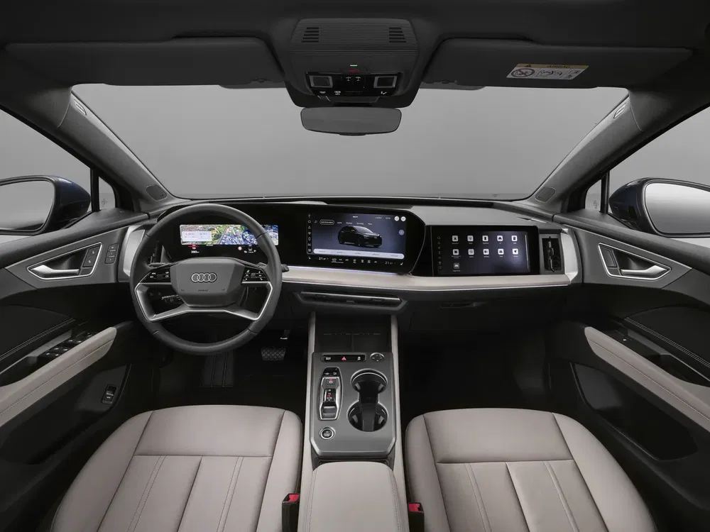 Intérieur moderne de l'Audi Q6 e-tron avec tableau de bord numérique et affichage haute technologie.