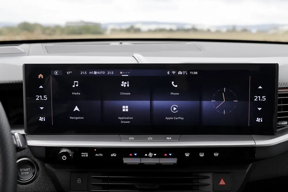 Tableau de bord numérique avec Apple CarPlay dans une voiture moderne.