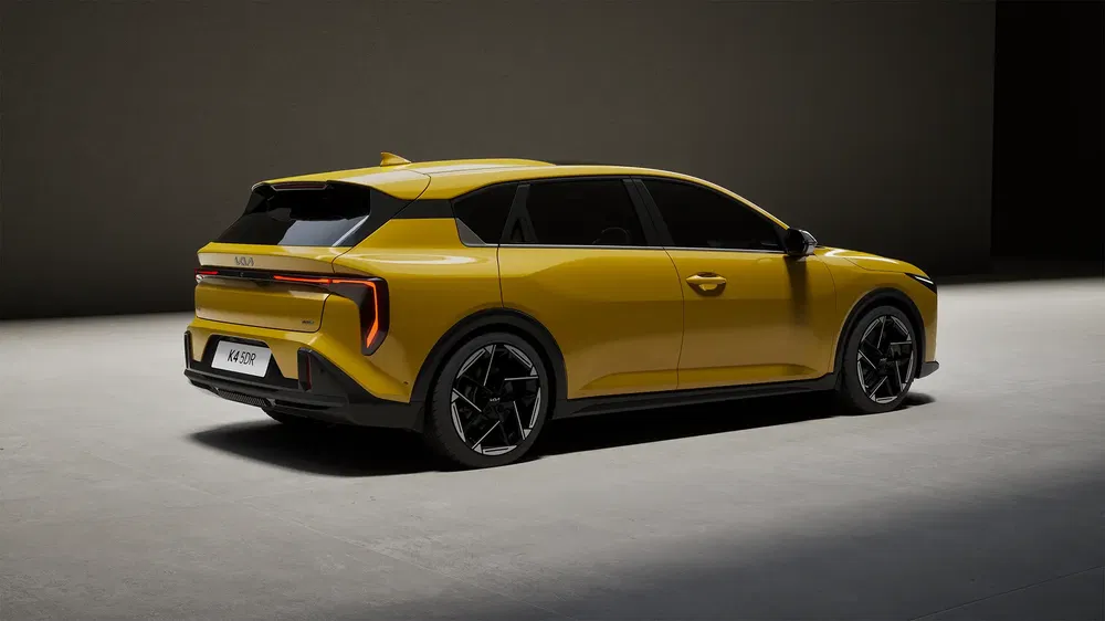 Voiture électrique jaune HiPhi Y avec design moderne et éclairage LED distinctif.