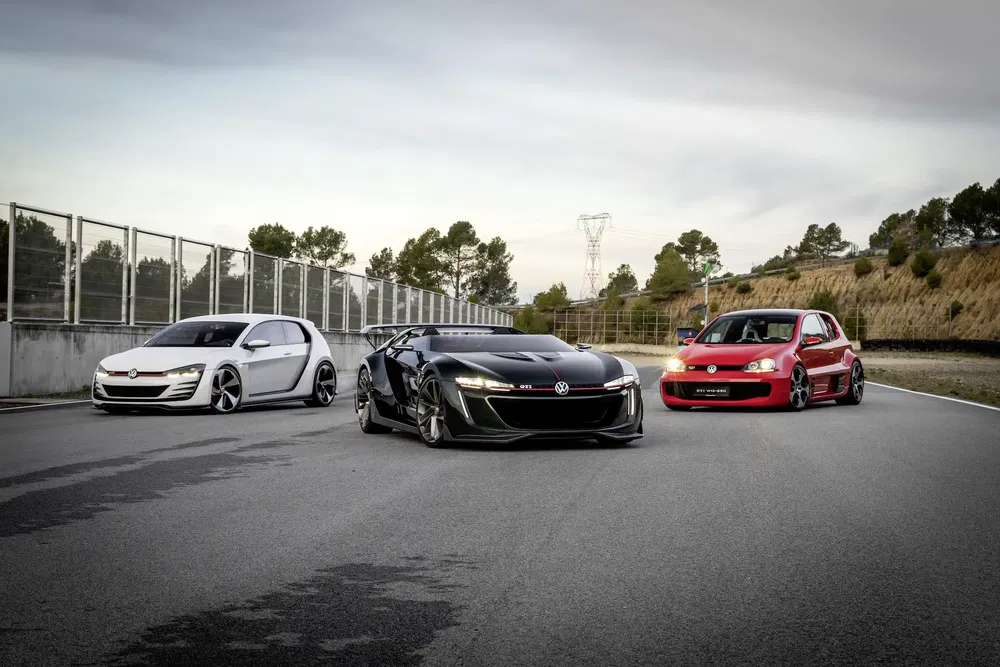 Trois voitures Volkswagen GTI sur un circuit, démontrant puissance et design moderne.