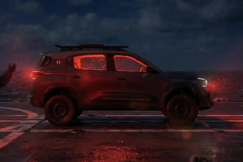 Moderne SUV van de Marine Nationale op baan, verlicht door dramatisch rood licht.