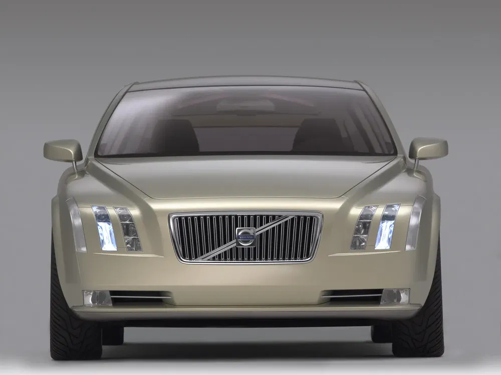 Vooraanzicht van Volvo conceptauto, slank modern ontwerp, kenmerkend radiatorrooster.